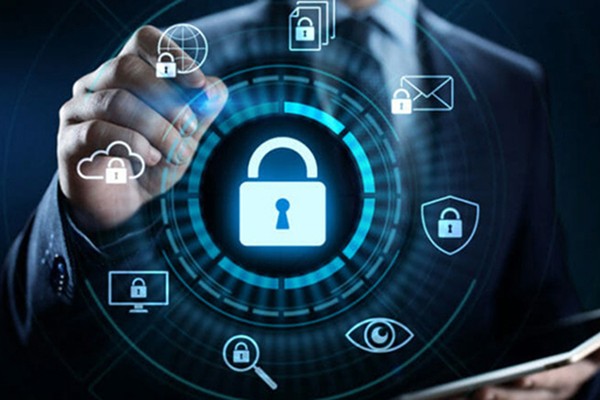 Điện thoại và email với biểu tượng xác minh trên nền tảng kinh88